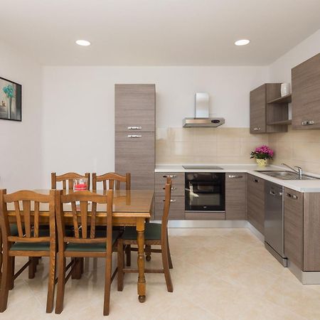 Sandy Beach Apartment 오미스 외부 사진