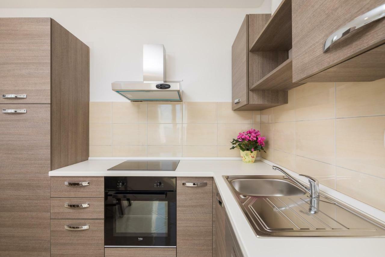 Sandy Beach Apartment 오미스 외부 사진